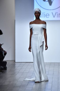 New York, Ny - 5 Ekim 2020 sonbahar gelin podyumu sırasında New York 'ta bir model podyumda yürür..