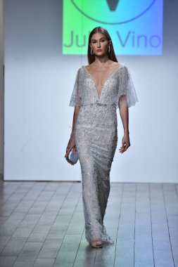 New York, Ny - 5 Ekim 2020 sonbahar gelin podyumu sırasında New York 'ta bir model podyumda yürür..