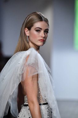 New York, Ny - 5 Ekim 2020 sonbahar gelin podyumu sırasında New York 'ta bir model podyumda yürür..