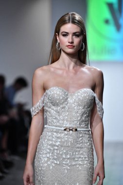 New York, Ny - 5 Ekim 2020 sonbahar gelin podyumu sırasında New York 'ta bir model podyumda yürür..