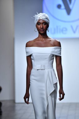 New York, Ny - 5 Ekim 2020 sonbahar gelin podyumu sırasında New York 'ta bir model podyumda yürür..