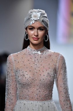 New York, Ny - 5 Ekim 2020 sonbahar gelin podyumu sırasında New York 'ta bir model podyumda yürür..