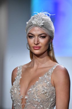 New York, Ny - 5 Ekim 2020 sonbahar gelin podyumu sırasında New York 'ta bir model podyumda yürür..