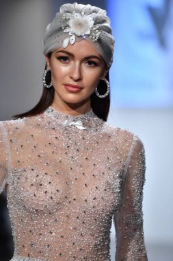 New York, Ny - 5 Ekim 2020 sonbahar gelin podyumu sırasında New York 'ta bir model podyumda yürür..