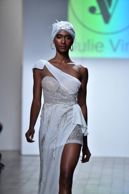 New York, Ny - 5 Ekim 2020 sonbahar gelin podyumu sırasında New York 'ta bir model podyumda yürür..