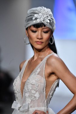 New York, Ny - 5 Ekim 2020 sonbahar gelin podyumu sırasında New York 'ta bir model podyumda yürür..