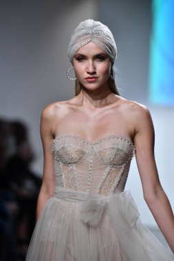 New York, Ny - 5 Ekim 2020 sonbahar gelin podyumu sırasında New York 'ta bir model podyumda yürür..