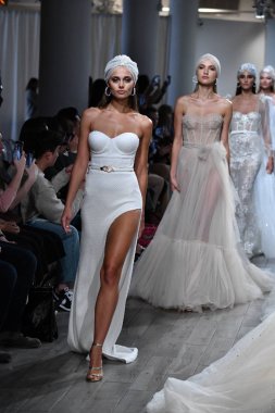 New York, Ny - 5 Ekim: Modeller 5 Ekim 2019 'da New York' ta düzenlenen Julie Vino Fall 2020 Gelinlik Gösterisi 'nde podyum finalinde yürür..