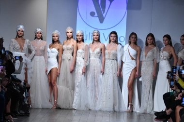 New York, Ny - 5 Ekim: Modeller 5 Ekim 2019 'da New York' ta yapılan Julie Vino Fall 2020 Gelinlik Runway Show sırasında poz verdiler..