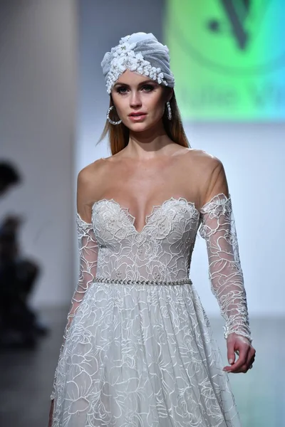 New York Oktober 2019 Ein Model Läuft Während Der Brautmodenschau — Stockfoto