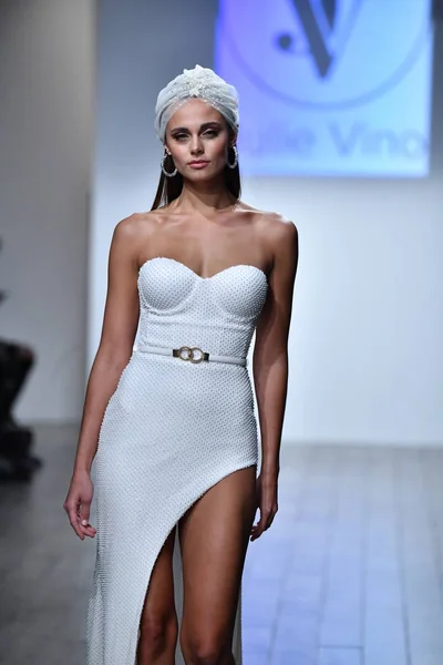 Nueva York Octubre Una Modelo Camina Por Pasarela Durante Julie —  Fotos de Stock