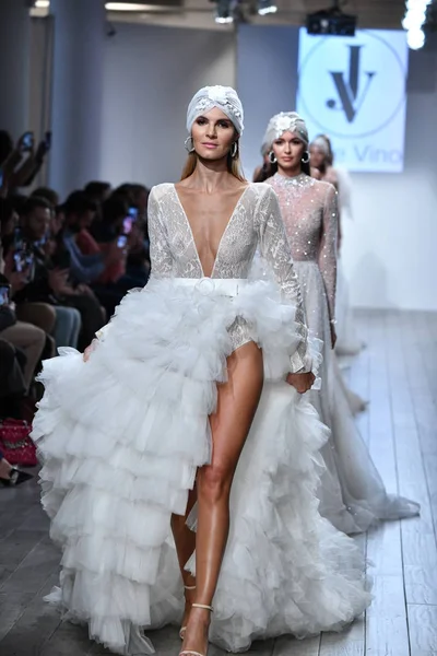 Nueva York Octubre Modelos Recorren Final Pasarela Durante Julie Vino — Foto de Stock