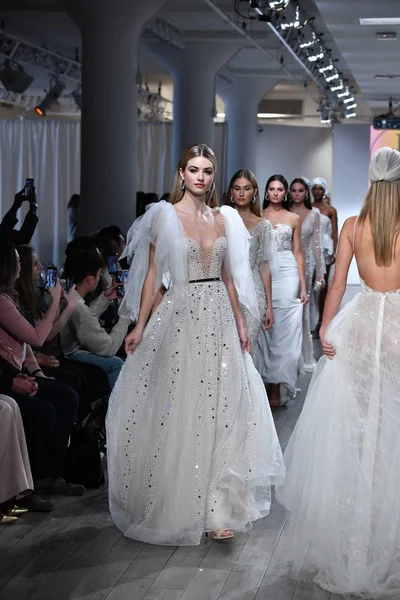 New York Oktober 2019 Models Laufen Bei Der Brautlaufstegshow Julie — Stockfoto