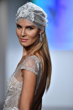 New York, Ny - 5 Ekim 2020 sonbahar gelin podyumu sırasında New York 'ta bir model podyumda yürür..