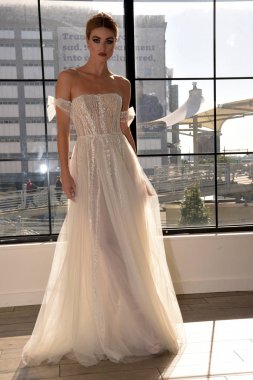 New York, Ny - 5 Ekim: Julie Vino 2020 Sonbaharı Gelin Sunumu sırasında poz verilen model 5 Ekim 2019, New York.