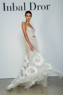 New York, Ny - 6 Ekim: Inbal Dror Fall 2020 Gelin Sunumu sırasında poz verilen model 6 Ekim 2019, New York.