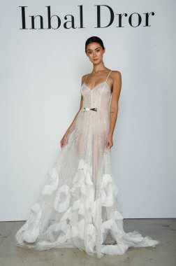 New York, Ny - 6 Ekim: Inbal Dror Fall 2020 Gelin Sunumu sırasında poz verilen model 6 Ekim 2019, New York.