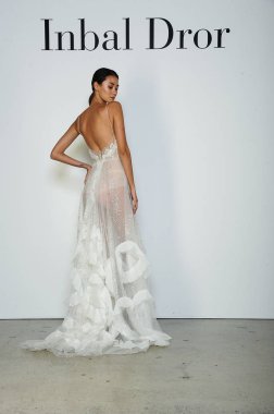 New York, Ny - 6 Ekim: Inbal Dror Fall 2020 Gelin Sunumu sırasında poz verilen model 6 Ekim 2019, New York.