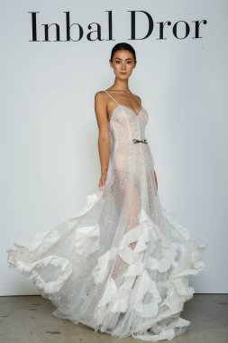 New York, Ny - 6 Ekim: Inbal Dror Fall 2020 Gelin Sunumu sırasında poz verilen model 6 Ekim 2019, New York.