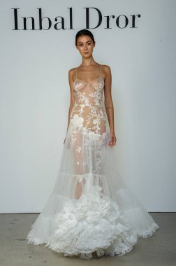 New York, Ny - 6 Ekim: Inbal Dror Fall 2020 Gelin Sunumu sırasında poz verilen model 6 Ekim 2019, New York.