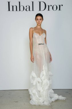 New York, Ny - 6 Ekim: Inbal Dror Fall 2020 Gelin Sunumu sırasında poz verilen model 6 Ekim 2019, New York.