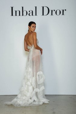 New York, Ny - 6 Ekim: Inbal Dror Fall 2020 Gelin Sunumu sırasında poz verilen model 6 Ekim 2019, New York.