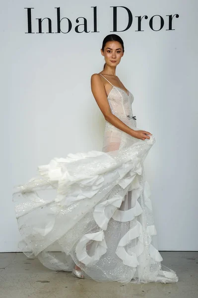 New York October Model Posing Inbal Dror Fall 2020 Bridal — Stock Photo, Image