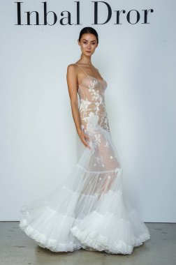 New York, Ny - 6 Ekim: Inbal Dror Fall 2020 Gelin Sunumu sırasında poz verilen model 6 Ekim 2019, New York.