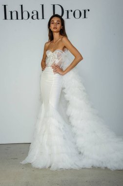 New York, Ny - 6 Ekim: Inbal Dror Fall 2020 Gelin Sunumu sırasında poz verilen model 6 Ekim 2019, New York.