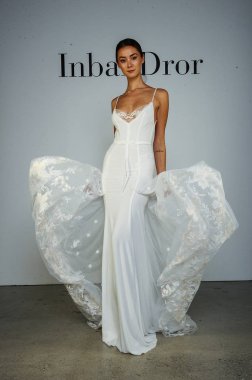 New York, Ny - 6 Ekim: Inbal Dror Fall 2020 Gelin Sunumu sırasında poz verilen model 6 Ekim 2019, New York.