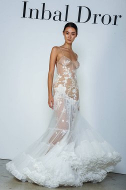 New York, Ny - 6 Ekim: Inbal Dror Fall 2020 Gelin Sunumu sırasında poz verilen model 6 Ekim 2019, New York.