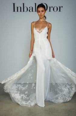 New York, Ny - 6 Ekim: Inbal Dror Fall 2020 Gelin Sunumu sırasında poz verilen model 6 Ekim 2019, New York.