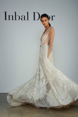 New York, Ny - 6 Ekim: Inbal Dror Fall 2020 Gelin Sunumu sırasında poz verilen model 6 Ekim 2019, New York.