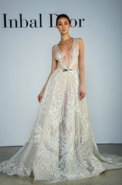 New York, Ny - 6 Ekim: Inbal Dror Fall 2020 Gelin Sunumu sırasında poz verilen model 6 Ekim 2019, New York.