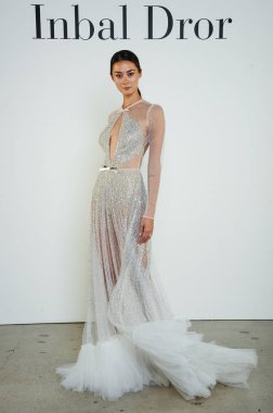 New York, Ny - 6 Ekim: Inbal Dror Fall 2020 Gelin Sunumu sırasında poz verilen model 6 Ekim 2019, New York.