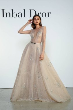 New York, Ny - 6 Ekim: Inbal Dror Fall 2020 Gelin Sunumu sırasında poz verilen model 6 Ekim 2019, New York.