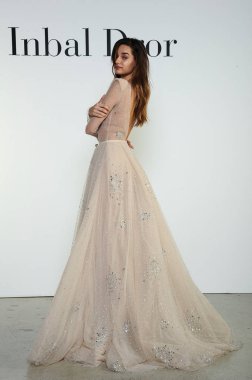 New York, Ny - 6 Ekim: Inbal Dror Fall 2020 Gelin Sunumu sırasında poz verilen model 6 Ekim 2019, New York.