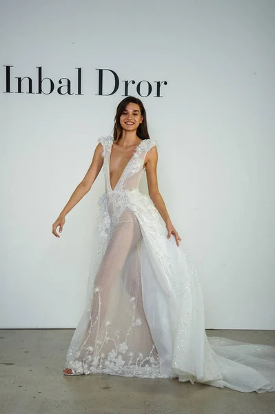 10月6日 2019年10月6日在纽约市举行的狂暴狂暴2020年秋季新娘展示会上的模特表演 — 图库照片