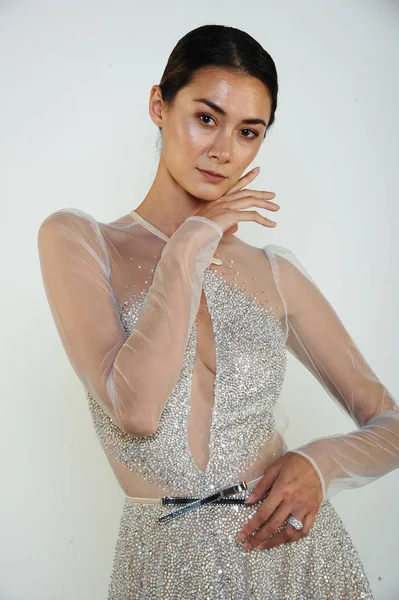 New York October Model Posing Inbal Dror Fall 2020 Bridal — Stock Photo, Image