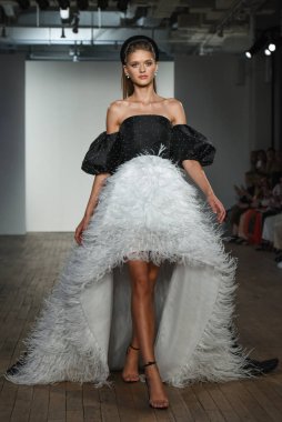 New York, Ny - 4 Ekim: 4 Ekim 2019 'da New York' ta düzenlenen Allison Webb Fall 2020 Gelinlik Runway Show sırasında bir model podyumda yürüyor..