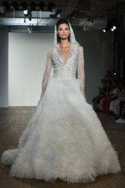 New York, Ny - 4 Ekim: 4 Ekim 2019 'da New York' ta düzenlenen Allison Webb Fall 2020 Gelinlik Runway Show sırasında bir model podyumda yürüyor..