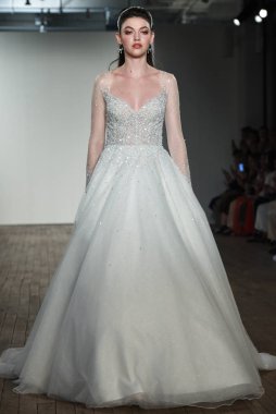 New York, Ny - 4 Ekim: 4 Ekim 2019 'da New York' ta düzenlenen Allison Webb Fall 2020 Gelinlik Runway Show sırasında bir model podyumda yürüyor..