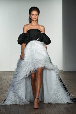New York, Ny - 4 Ekim: 4 Ekim 2019 'da New York' ta düzenlenen Allison Webb Fall 2020 Gelinlik Runway Show sırasında bir model podyumda yürüyor..