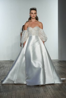 New York, Ny - 4 Ekim: 4 Ekim 2019 'da New York' ta düzenlenen Allison Webb Fall 2020 Gelinlik Runway Show sırasında bir model podyumda yürüyor..