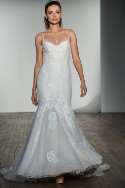 New York, Ny - 4 Ekim: 4 Ekim 2019 'da New York' ta düzenlenen Allison Webb Fall 2020 Gelinlik Runway Show sırasında bir model podyumda yürüyor..