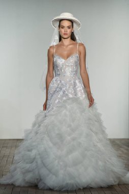 New York, Ny - 4 Ekim: 4 Ekim 2019 'da New York' ta yapılan Hayley Paige Sonbaharı 2020 gelin podyumu sırasında bir model podyumda yürür..