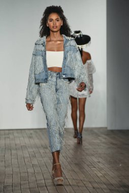 New York, Ny - 4 Ekim: 4 Ekim 2019 'da New York' ta yapılan Hayley Paige Sonbaharı 2020 gelin podyumu sırasında bir model podyumda yürür..