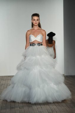 New York, Ny - 4 Ekim: 4 Ekim 2019 'da New York' ta yapılan Hayley Paige Sonbaharı 2020 gelin podyumu sırasında bir model podyumda yürür..