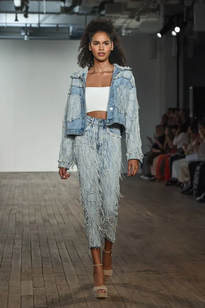 Nueva York Octubre Una Modelo Camina Por Pasarela Durante Hayley — Foto de Stock