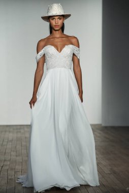 New York, Ny - 4 Ekim: 4 Ekim 2019 'da New York' ta yapılan Hayley Paige Sonbaharı 2020 gelin podyumu sırasında bir model podyumda yürür..